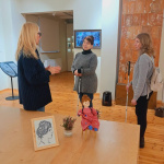 Viesi Jaņa Rozentāla Saldus vēstures un mākslas muzejā – taktilā māksla pieejama visiem!   11.februārī Saldus muzeju apmeklēja Kurzemes plānošanas reģions un biedrības Socintegra pārstāvji, lai iepazītos ar Ellijas Rozentāles 3D portretu. Šis īpašais mākslas darbs tapis ar SCHWENK Latvija atbalstu projekta "Rozentāls uz pirkstu galiem" ietvaros un piedāvā neredzīgiem un vājredzīgiem cilvēkiem "ieraudzīt" mākslu caur tausti, bet redzīgajiem – izprast, kā informāciju uztver cilvēki ar redzes traucējumiem.  Paldies viesiem par interesi un sarunām – kopā veidojam iekļaujošāku kultūras telpu!