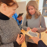 Viesi Jaņa Rozentāla Saldus vēstures un mākslas muzejā – taktilā māksla pieejama visiem!   11.februārī Saldus muzeju apmeklēja Kurzemes plānošanas reģions un biedrības Socintegra pārstāvji, lai iepazītos ar Ellijas Rozentāles 3D portretu. Šis īpašais mākslas darbs tapis ar SCHWENK Latvija atbalstu projekta "Rozentāls uz pirkstu galiem" ietvaros un piedāvā neredzīgiem un vājredzīgiem cilvēkiem "ieraudzīt" mākslu caur tausti, bet redzīgajiem – izprast, kā informāciju uztver cilvēki ar redzes traucējumiem.  Paldies viesiem par interesi un sarunām – kopā veidojam iekļaujošāku kultūras telpu!