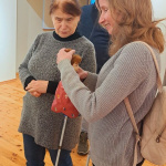 Viesi Jaņa Rozentāla Saldus vēstures un mākslas muzejā – taktilā māksla pieejama visiem!   11.februārī Saldus muzeju apmeklēja Kurzemes plānošanas reģions un biedrības Socintegra pārstāvji, lai iepazītos ar Ellijas Rozentāles 3D portretu. Šis īpašais mākslas darbs tapis ar SCHWENK Latvija atbalstu projekta "Rozentāls uz pirkstu galiem" ietvaros un piedāvā neredzīgiem un vājredzīgiem cilvēkiem "ieraudzīt" mākslu caur tausti, bet redzīgajiem – izprast, kā informāciju uztver cilvēki ar redzes traucējumiem.  Paldies viesiem par interesi un sarunām – kopā veidojam iekļaujošāku kultūras telpu!