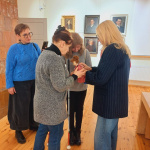 Viesi Jaņa Rozentāla Saldus vēstures un mākslas muzejā – taktilā māksla pieejama visiem!   11.februārī Saldus muzeju apmeklēja Kurzemes plānošanas reģions un biedrības Socintegra pārstāvji, lai iepazītos ar Ellijas Rozentāles 3D portretu. Šis īpašais mākslas darbs tapis ar SCHWENK Latvija atbalstu projekta "Rozentāls uz pirkstu galiem" ietvaros un piedāvā neredzīgiem un vājredzīgiem cilvēkiem "ieraudzīt" mākslu caur tausti, bet redzīgajiem – izprast, kā informāciju uztver cilvēki ar redzes traucējumiem.  Paldies viesiem par interesi un sarunām – kopā veidojam iekļaujošāku kultūras telpu!
