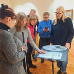 Viesi Jaņa Rozentāla Saldus vēstures un mākslas muzejā – taktilā māksla pieejama visiem!   11.februārī Saldus muzeju apmeklēja Kurzemes plānošanas reģions un biedrības Socintegra pārstāvji, lai iepazītos ar Ellijas Rozentāles 3D portretu. Šis īpašais mākslas darbs tapis ar SCHWENK Latvija atbalstu projekta "Rozentāls uz pirkstu galiem" ietvaros un piedāvā neredzīgiem un vājredzīgiem cilvēkiem "ieraudzīt" mākslu caur tausti, bet redzīgajiem – izprast, kā informāciju uztver cilvēki ar redzes traucējumiem.  Paldies viesiem par interesi un sarunām – kopā veidojam iekļaujošāku kultūras telpu!