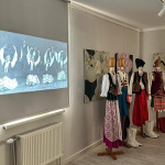 Saldus novada muzejā aizvadīts sirsnīgs un emocionāli bagāts pasākums, godinot horeogrāfes Veltas Lodiņas 100. jubileju un TDA "Kursa" 75. gadadienu. Tikšanās laikā dalībnieki dalījās atmiņās, pārrunāja "Kursas" vēstures notikumus un atcerējās Veltas Lodiņas nozīmīgo ieguldījumu latviešu skatuviskajā dejā, kā arī aplūkoja deju tērpu izstādi, kas ļāva ieskatīties TAD “Kursa” bagātajā mantojumā. Paldies visiem, kas piedalījās un padarīja šo pasākumu par dzīvu liecību tam, cik nozīmīgs ir mūsu kultūras mantojums!