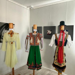 Saldus novada muzejā aizvadīts sirsnīgs un emocionāli bagāts pasākums, godinot horeogrāfes Veltas Lodiņas 100. jubileju un TDA "Kursa" 75. gadadienu. Tikšanās laikā dalībnieki dalījās atmiņās, pārrunāja "Kursas" vēstures notikumus un atcerējās Veltas Lodiņas nozīmīgo ieguldījumu latviešu skatuviskajā dejā, kā arī aplūkoja deju tērpu izstādi, kas ļāva ieskatīties TAD “Kursa” bagātajā mantojumā. Paldies visiem, kas piedalījās un padarīja šo pasākumu par dzīvu liecību tam, cik nozīmīgs ir mūsu kultūras mantojums!