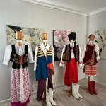 Saldus novada muzejā aizvadīts sirsnīgs un emocionāli bagāts pasākums, godinot horeogrāfes Veltas Lodiņas 100. jubileju un TDA "Kursa" 75. gadadienu. Tikšanās laikā dalībnieki dalījās atmiņās, pārrunāja "Kursas" vēstures notikumus un atcerējās Veltas Lodiņas nozīmīgo ieguldījumu latviešu skatuviskajā dejā, kā arī aplūkoja deju tērpu izstādi, kas ļāva ieskatīties TAD “Kursa” bagātajā mantojumā. Paldies visiem, kas piedalījās un padarīja šo pasākumu par dzīvu liecību tam, cik nozīmīgs ir mūsu kultūras mantojums!