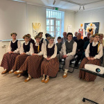 Saldus novada muzejā aizvadīts sirsnīgs un emocionāli bagāts pasākums, godinot horeogrāfes Veltas Lodiņas 100. jubileju un TDA "Kursa" 75. gadadienu. Tikšanās laikā dalībnieki dalījās atmiņās, pārrunāja "Kursas" vēstures notikumus un atcerējās Veltas Lodiņas nozīmīgo ieguldījumu latviešu skatuviskajā dejā, kā arī aplūkoja deju tērpu izstādi, kas ļāva ieskatīties TAD “Kursa” bagātajā mantojumā. Paldies visiem, kas piedalījās un padarīja šo pasākumu par dzīvu liecību tam, cik nozīmīgs ir mūsu kultūras mantojums!