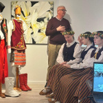 Saldus novada muzejā aizvadīts sirsnīgs un emocionāli bagāts pasākums, godinot horeogrāfes Veltas Lodiņas 100. jubileju un TDA "Kursa" 75. gadadienu. Tikšanās laikā dalībnieki dalījās atmiņās, pārrunāja "Kursas" vēstures notikumus un atcerējās Veltas Lodiņas nozīmīgo ieguldījumu latviešu skatuviskajā dejā, kā arī aplūkoja deju tērpu izstādi, kas ļāva ieskatīties TAD “Kursa” bagātajā mantojumā. Paldies visiem, kas piedalījās un padarīja šo pasākumu par dzīvu liecību tam, cik nozīmīgs ir mūsu kultūras mantojums!