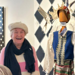 Saldus novada muzejā aizvadīts sirsnīgs un emocionāli bagāts pasākums, godinot horeogrāfes Veltas Lodiņas 100. jubileju un TDA "Kursa" 75. gadadienu. Tikšanās laikā dalībnieki dalījās atmiņās, pārrunāja "Kursas" vēstures notikumus un atcerējās Veltas Lodiņas nozīmīgo ieguldījumu latviešu skatuviskajā dejā, kā arī aplūkoja deju tērpu izstādi, kas ļāva ieskatīties TAD “Kursa” bagātajā mantojumā. Paldies visiem, kas piedalījās un padarīja šo pasākumu par dzīvu liecību tam, cik nozīmīgs ir mūsu kultūras mantojums!