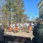 Saldus novada muzejā aizvadīts sirsnīgs un emocionāli bagāts pasākums, godinot horeogrāfes Veltas Lodiņas 100. jubileju un TDA "Kursa" 75. gadadienu. Tikšanās laikā dalībnieki dalījās atmiņās, pārrunāja "Kursas" vēstures notikumus un atcerējās Veltas Lodiņas nozīmīgo ieguldījumu latviešu skatuviskajā dejā, kā arī aplūkoja deju tērpu izstādi, kas ļāva ieskatīties TAD “Kursa” bagātajā mantojumā. Paldies visiem, kas piedalījās un padarīja šo pasākumu par dzīvu liecību tam, cik nozīmīgs ir mūsu kultūras mantojums!